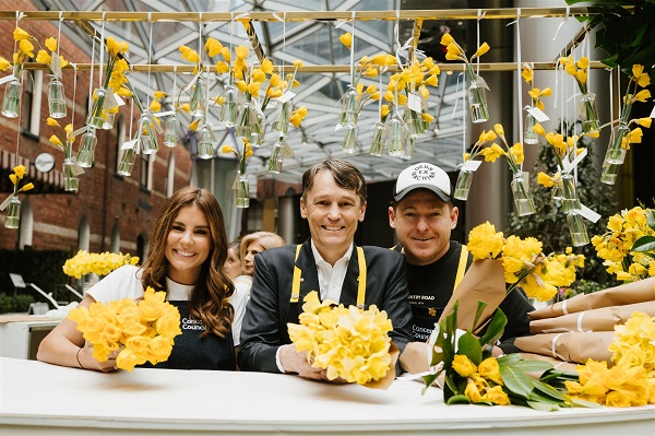 Jase and Lauren from KIIS FM joined a team of volunteers at Rialto Piazza to sell daffodils to the public. 